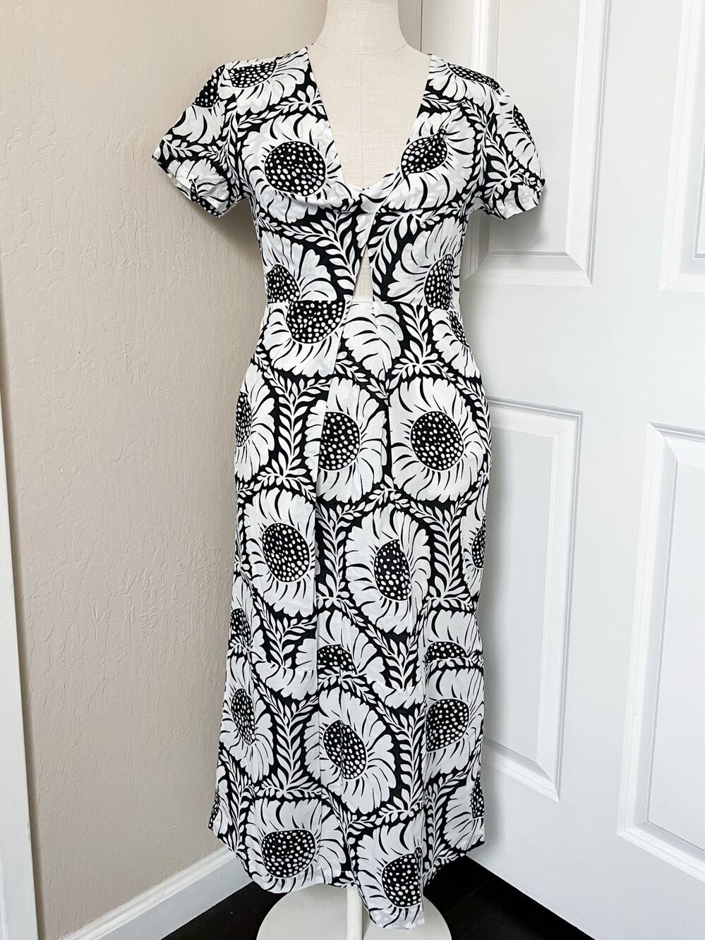 Anthropologie Whit Two Dress 4 Black White Sunflower Midi Short Sleeve Cut Out